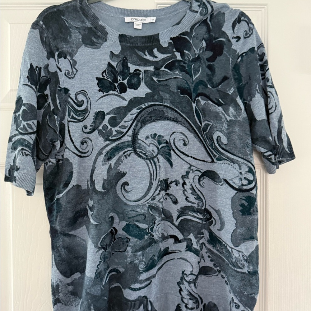 Like New Chico’s Blue Floral Patterned Blue Short Sleeve Sweater Top size 1 / M - Picture 3 of 5